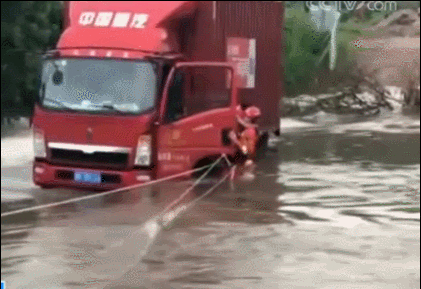 福建福州一大货车渡河致两人被困 消防人员紧急营救