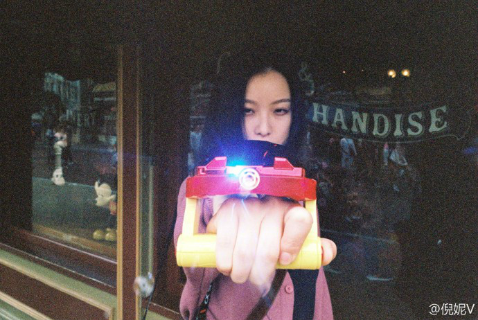 游客照模板！倪妮游迪士尼笑容灿烂