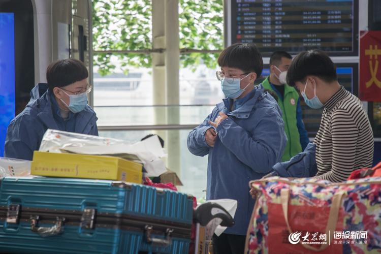 山东第十二批援助湖北医疗队在机场歌唱《我和我的祖国》为自己加油