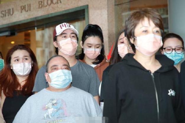 [守孝]何猷君与奚梦瑶守孝期间现身！穿素色衣同游迪士尼 三缄其口拒谈何猷邦