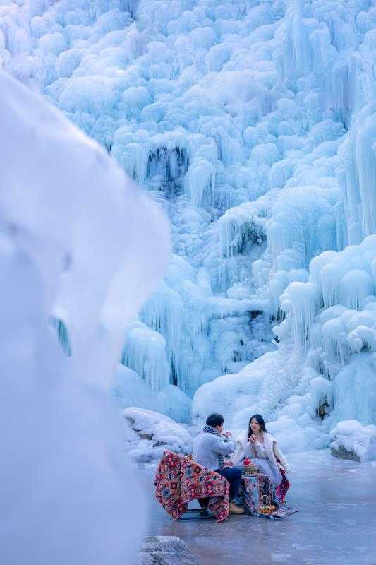 济南寒潮滚滚，南山冰瀑下的“铁锅炖”沐浴挺新奇