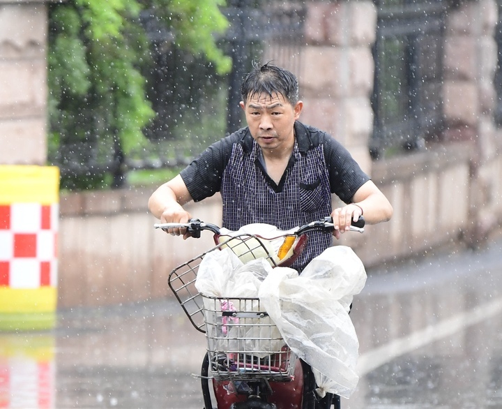 强降雨突袭泉城，市民雨中出行