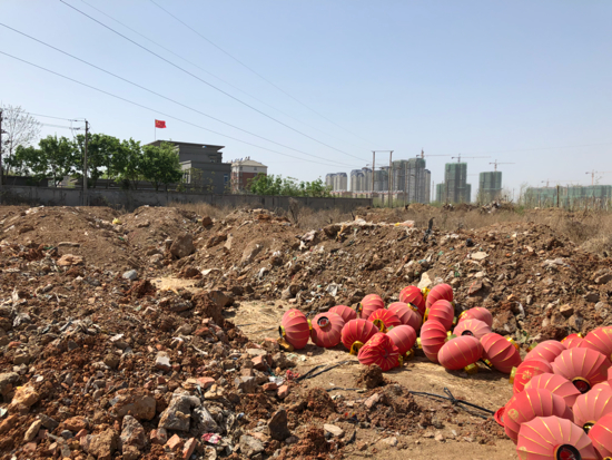 【啄木鸟在行动】历城区郭董路东侧大面积渣土及生活垃圾露天堆放