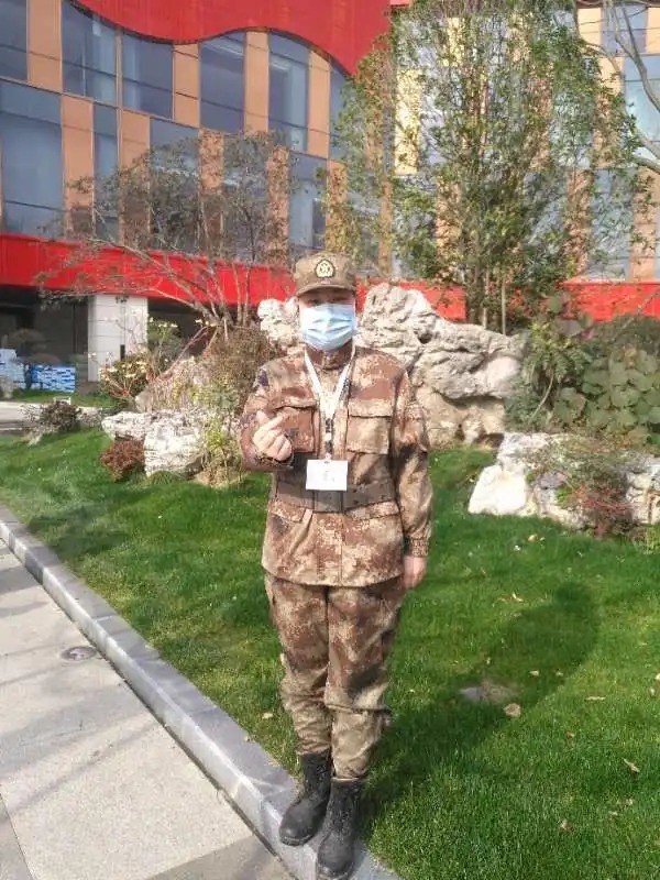 隔空照丨那个不让记者播自己姓名的90后，和妈妈同框啦！