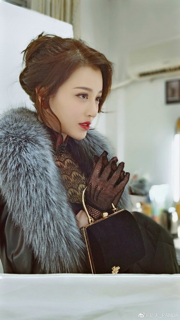 “大青衣”葛天晒新剧照造型，身穿黑衣又美又飒