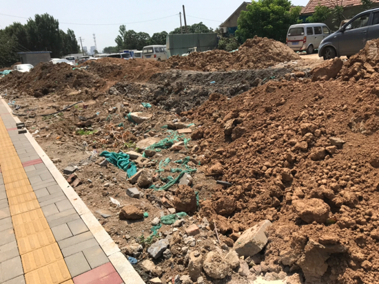 【啄木鸟在行动】奥体中路与张马屯街交叉口以东路北 大面积裸土未覆盖