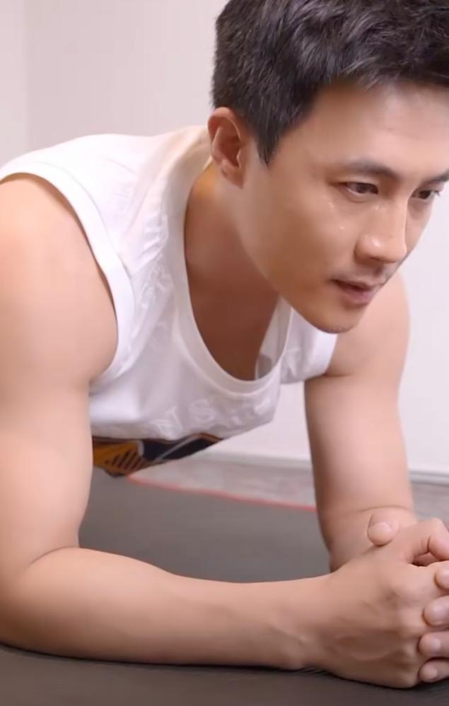 杜志国|太瘦了！杜淳罕见营业，粉丝称分不清他与老爸杜志国