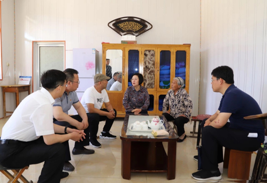 济南市委统战部党支部联合开展“不忘初心 情系群众”主题党日活动 王拥华参加