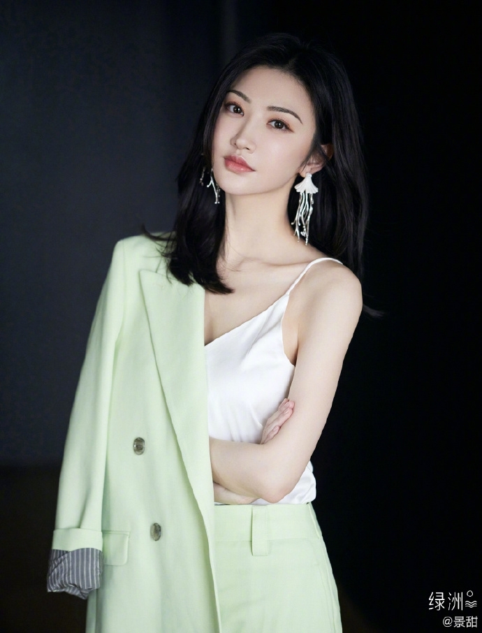 景甜解锁春日时尚穿搭 简约西装清新自然