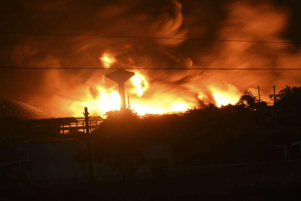 古巴储油基地大火仍在燃烧