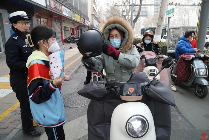 交通宣传学雷锋 志愿服务我先行 ——济南市纬二路小学学雷锋文明交通志愿服务活动