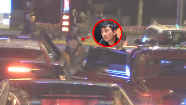 王思聪被“限制消费”后，搂美女吃高级餐厅，坐豪车一起回家