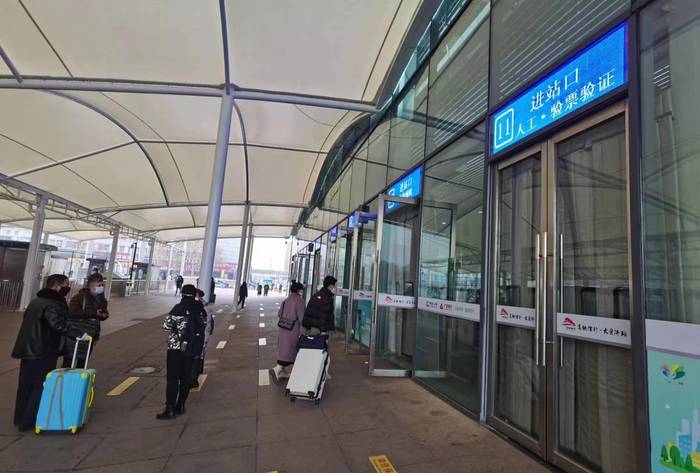 不再查验“码”“证” 学生流提前出现 济南铁路积极做好客流恢复运输保障工作