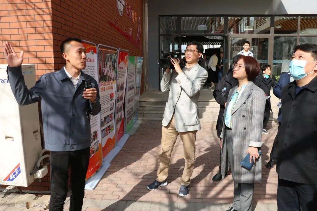 市中区政协专题商量调研活动走进经纶小学