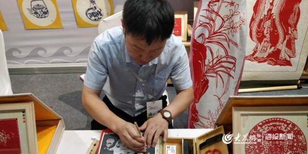 来文博会德州展区看“薪火相传”的黑陶吧