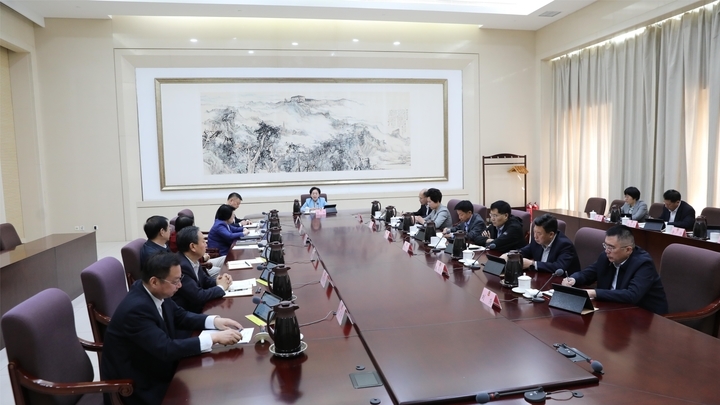 市政协党组理论学习中心组举行集体学习 雷杰主持