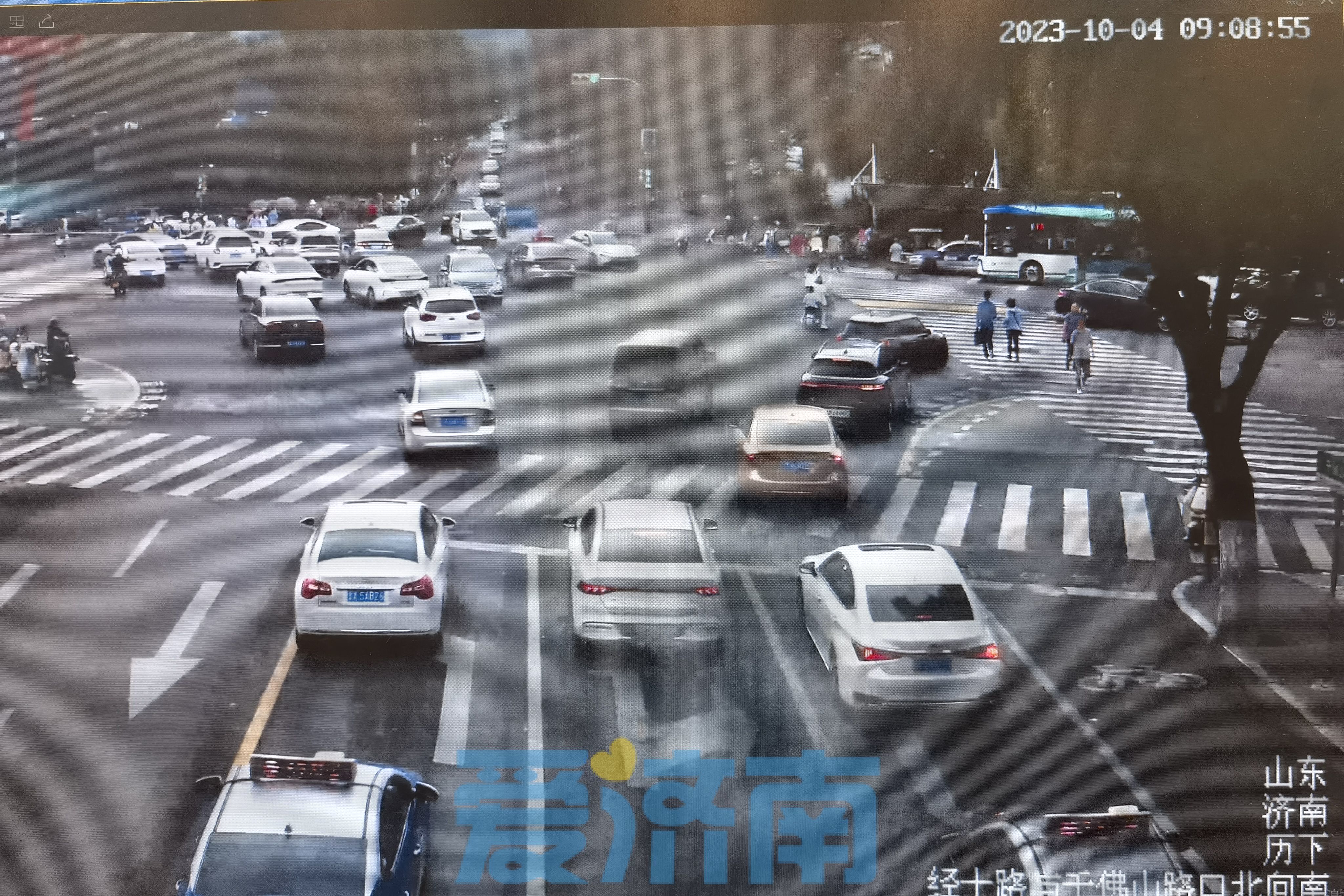 路况速报｜经十路与千佛山路南口实施交通管制，趵突泉路东停车场已暂时封闭