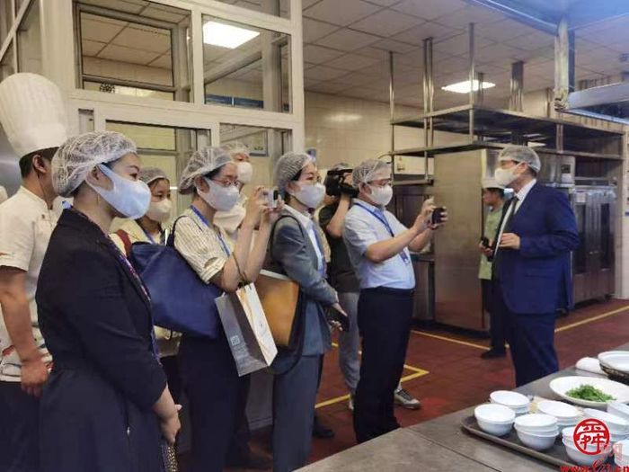 培育消费新热点，激发泉城新活力——市政协“商量”调研组开展现场商量