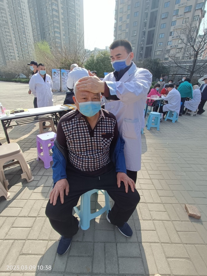 道德街街道联合济南市健康保健行业协会开展免费义诊活动