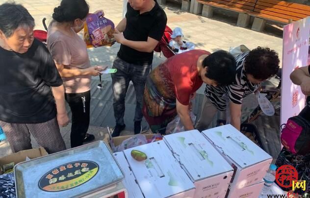 打赢扶贫攻坚战！甸柳新村街道举办“湘西永顺农产品扶贫特卖会”