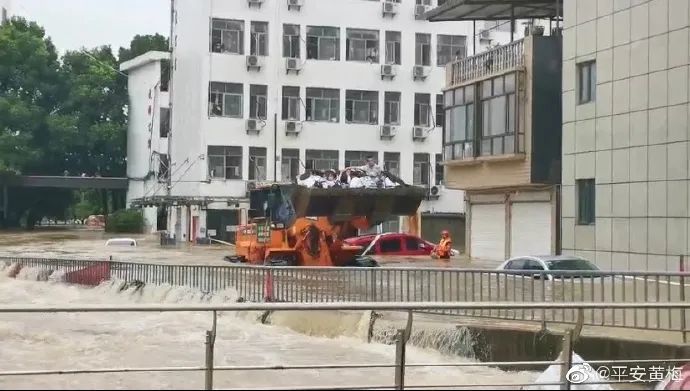 【乘风破浪】高考生坐澡盆被民警护送进考场，网友：这届考生太难了