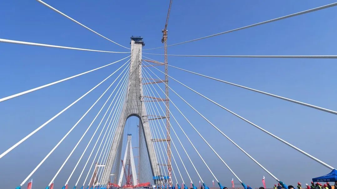 提前六个月，G104京岚线济南黄河公路大桥主桥正式合龙！