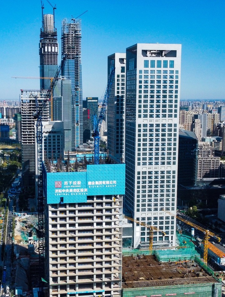 济南CBD中央广场开建一年 318米高楼已建至16层