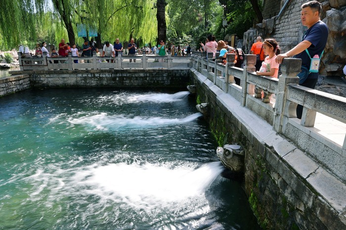 济南黑虎泉池壁上现新“喷口”