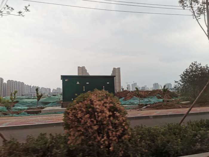 【啄木鸟在行动】济南市历城区世纪大道北侧有多处裸土覆盖不全