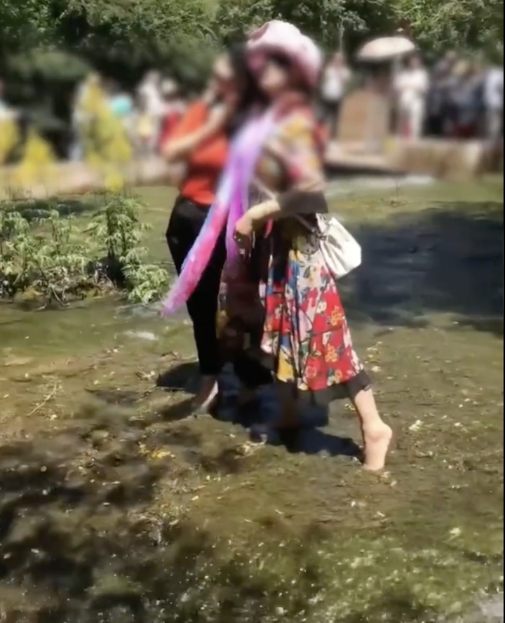 九寨沟回应大妈光脚下水拍照：行政处罚，公开道歉！