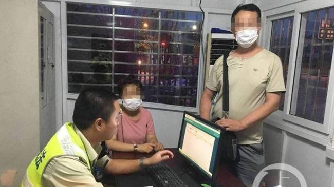 男女坐车旅游因话太多，被司机丢在了高速上|男女坐车旅游因话太多，被司机丢在了高速上，这是怎么回事？具体什么情况？