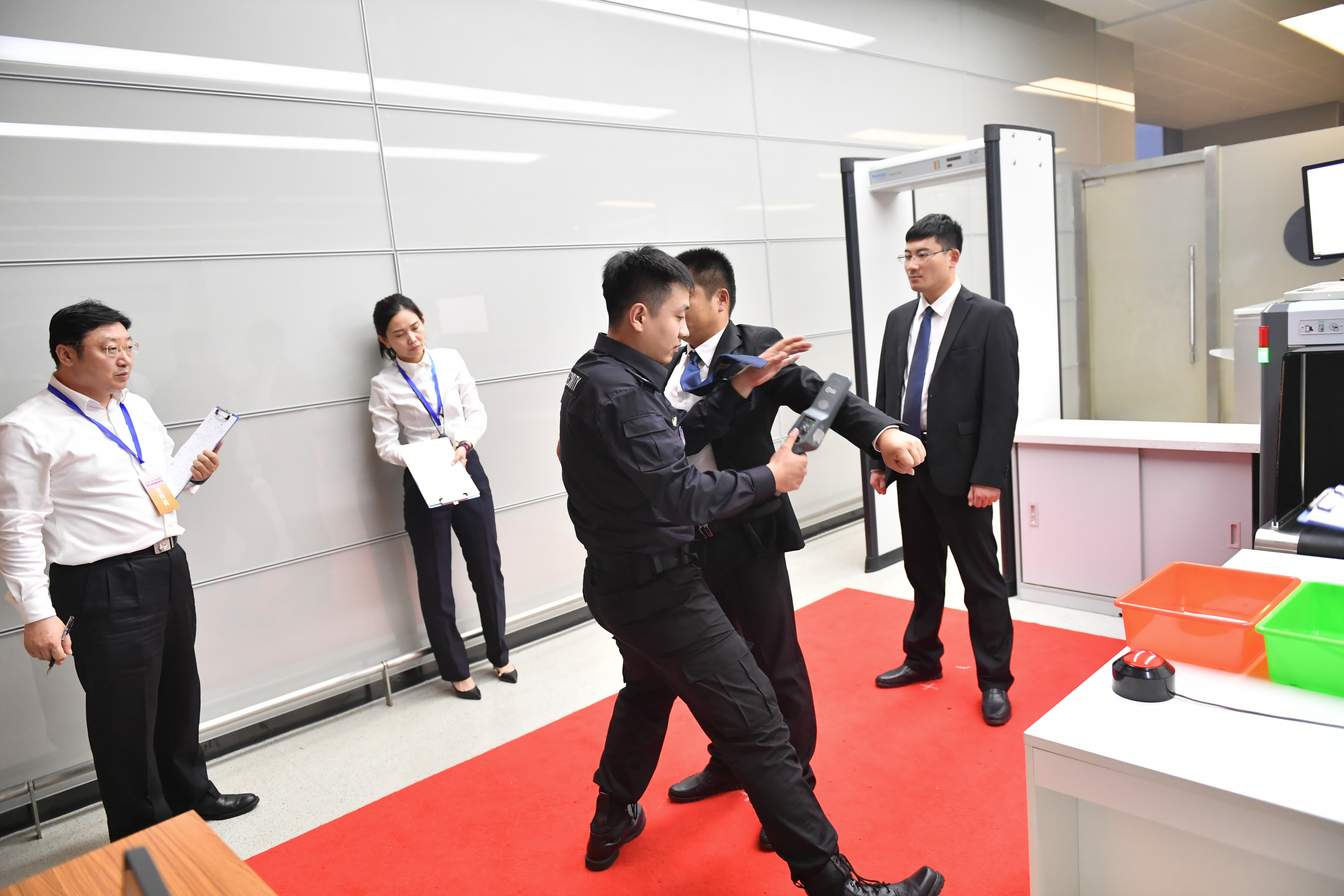 山东九大机场同台竞技  飞机安检最强“门神”来了