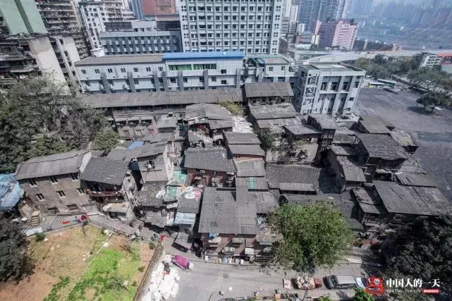 扛两百多斤的货挣10块钱，这位爸爸竟扛出了一套房！