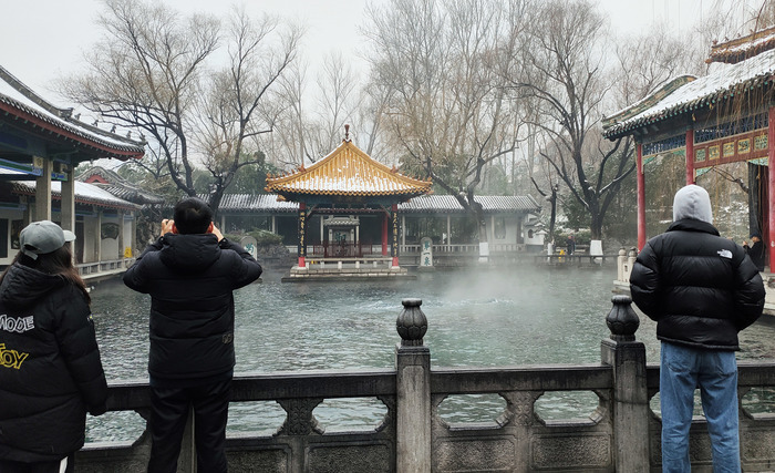 雪后趵突泉，碧水相映“云雾润蒸”