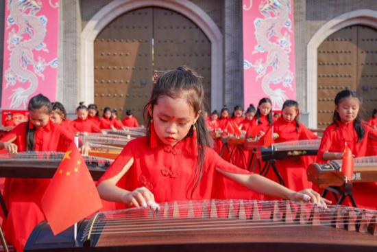 【晒晒美好山东】万人向祖国表白！方特东方神画国庆“引燃”游客中国心
