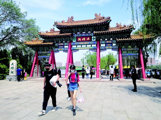 假期首日山东多数景点客流平稳 省内游客居多