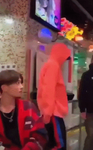 鹿晗关晓彤穿情侣装吃火锅，一前一后包裹严实低调现身