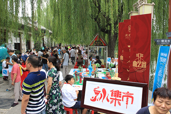 2019济南泉水集市“开市” 百余外宾组团感受泉水文化味儿