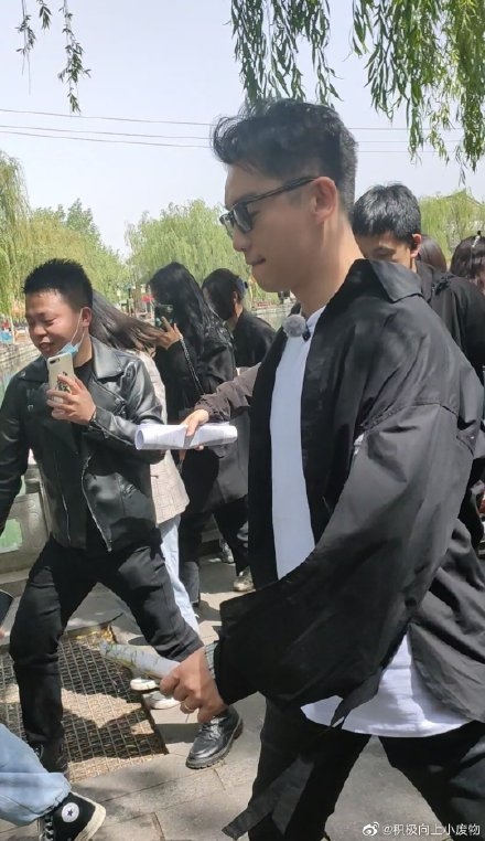 苗苗产后综艺首秀 与老公郑恺合体录制节目