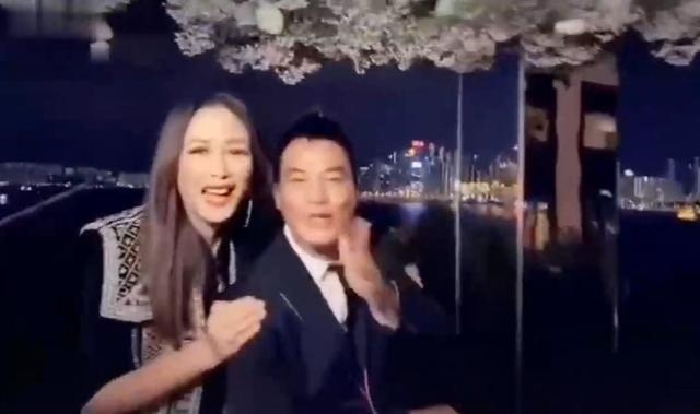 手伤全好了？任达华和老婆合体跳舞，手部动作灵活