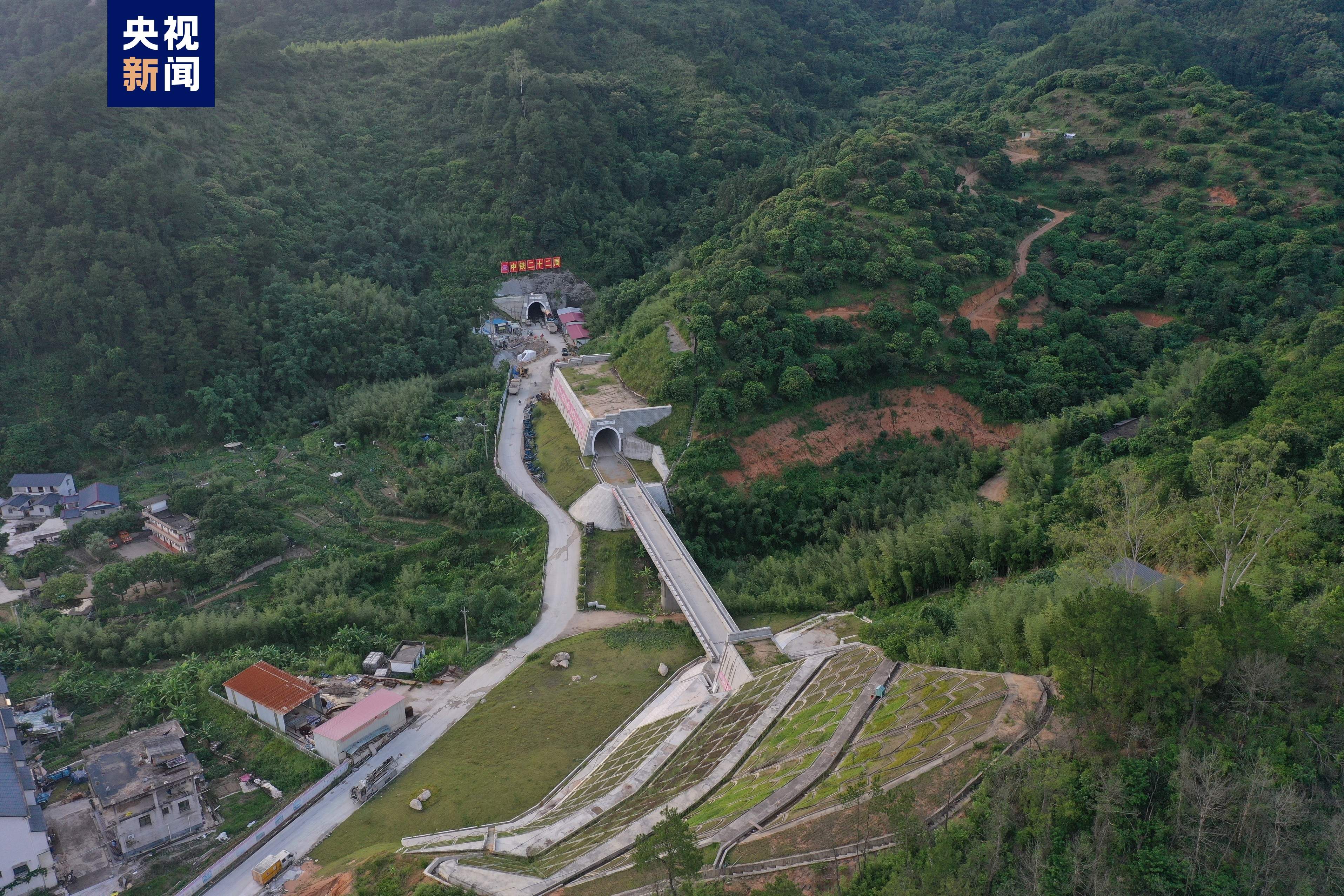 历时三年六个月 鹰厦铁路全线最长隧道顺利贯通