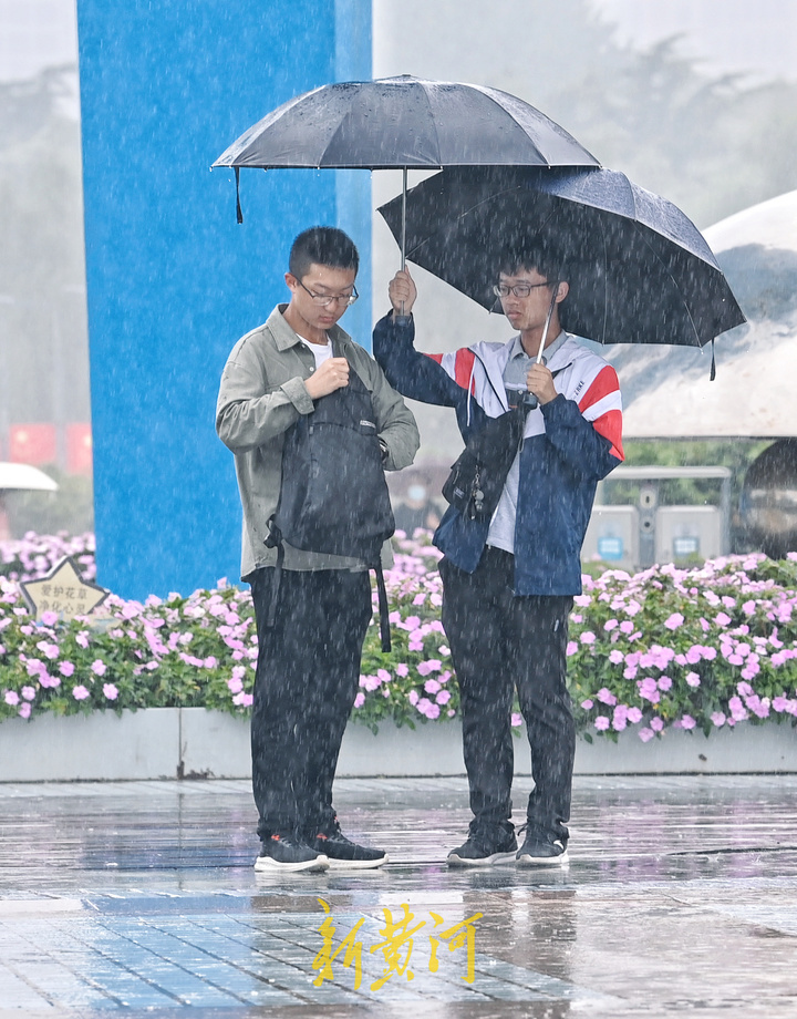 国庆假期首日泉城迎雨，游人雨中漫步泉城广场