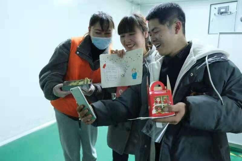 跨越440公里 铁路青年志愿者为留守儿童传递“爱心饭盒”
