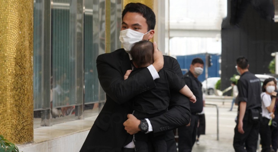 赌王|何猷君抱儿子现身赌王丧礼，窦骁女婿身份获认可，紧跟何超莲身后