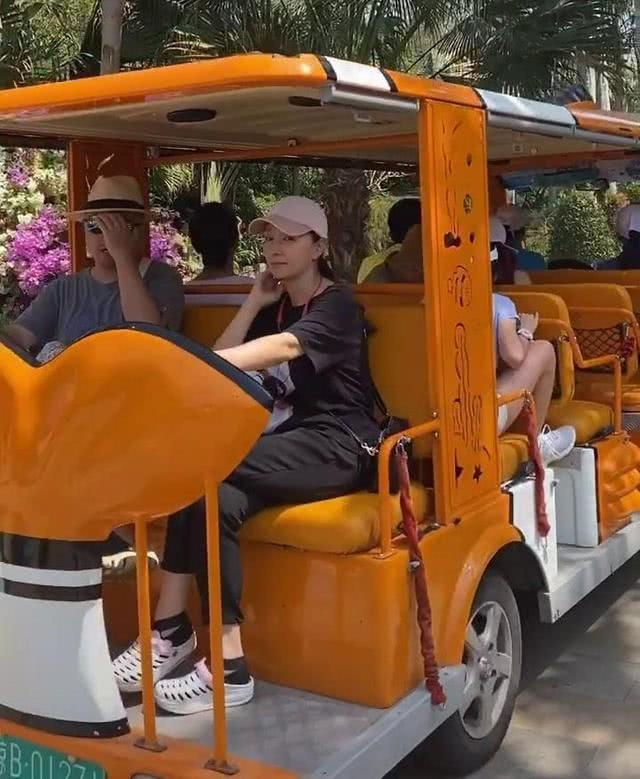 徐峥夫妇甜蜜游三亚 陶虹身材纤细素颜超能打