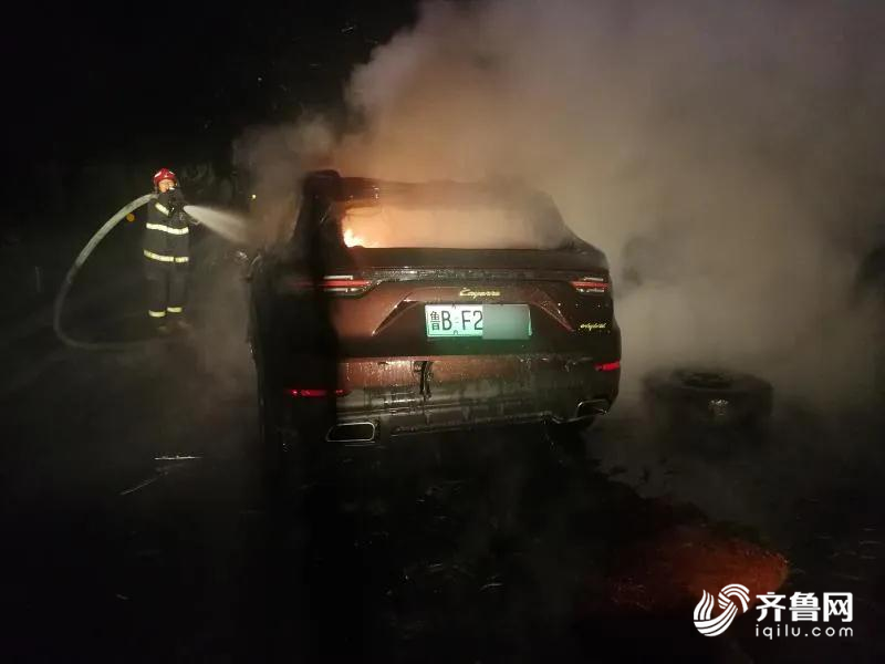 保时捷高速上追尾起火烧成空壳 车辆脱保还要承担事故全部责任