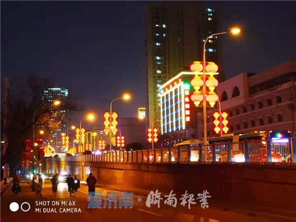 大红灯笼挂起来 扮靓街头年味浓