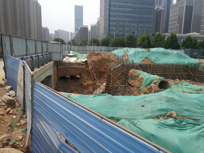 【啄木鸟在行动】高新区龙奥北路与凤凰路丁字路口东侧附近渣土覆盖不全