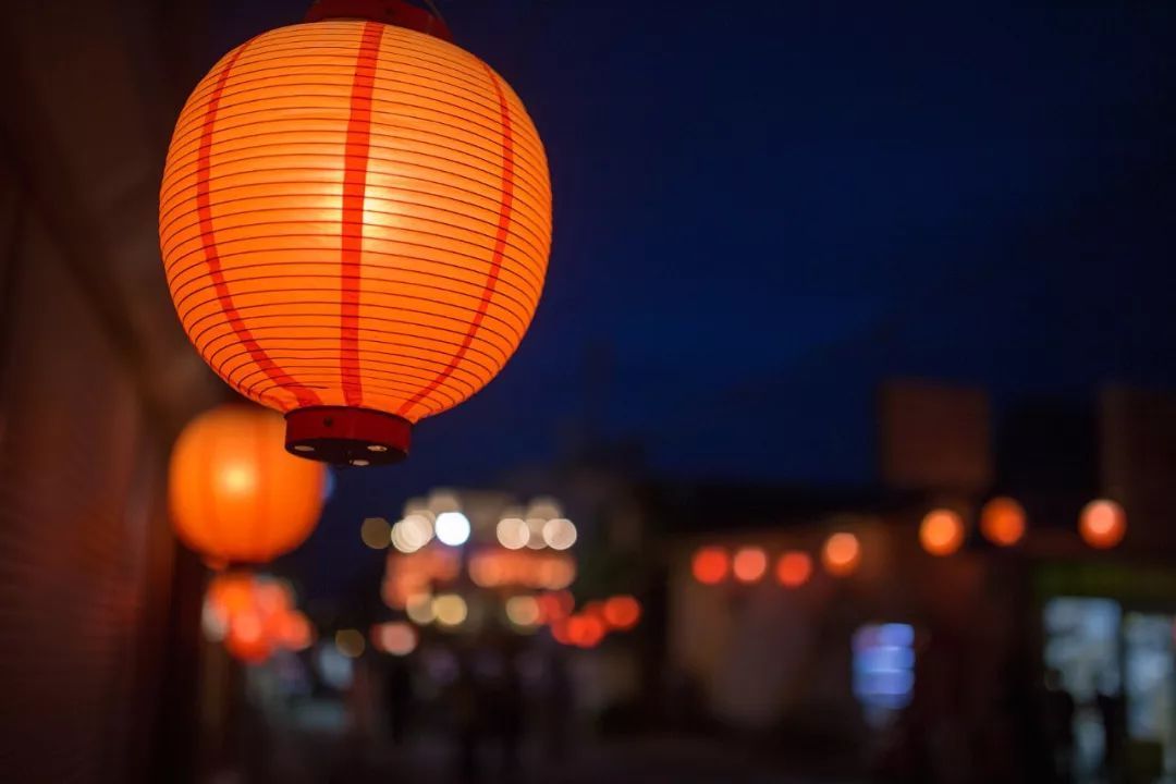 今日元宵节，我们想讲15个关于家的故事