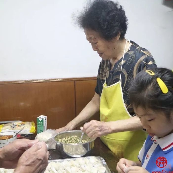 九九重阳节 浓浓敬老情——智轩学校二（2）中队开展重阳节主题教育活动